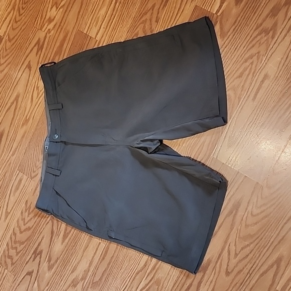 Rei shorts with alot of zipper pockets 36‎